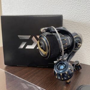 DAIWA（ダイワ）ソルティガ 6000-EX スピニングリールと黒い元箱。トレリバ高松で買取。