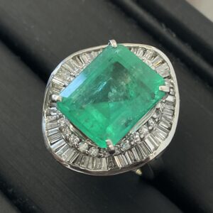 PT900 プラチナ エメラルド ダイヤモンド リング。エメラルドカットの中央石とバゲットカットのメレダイヤ。トレリバ高松で買取。