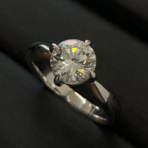 高松市の買取店トレリバでのPT900ダイヤモンドリングの高価買取事例。プラチナ台に大粒ダイヤをセット。