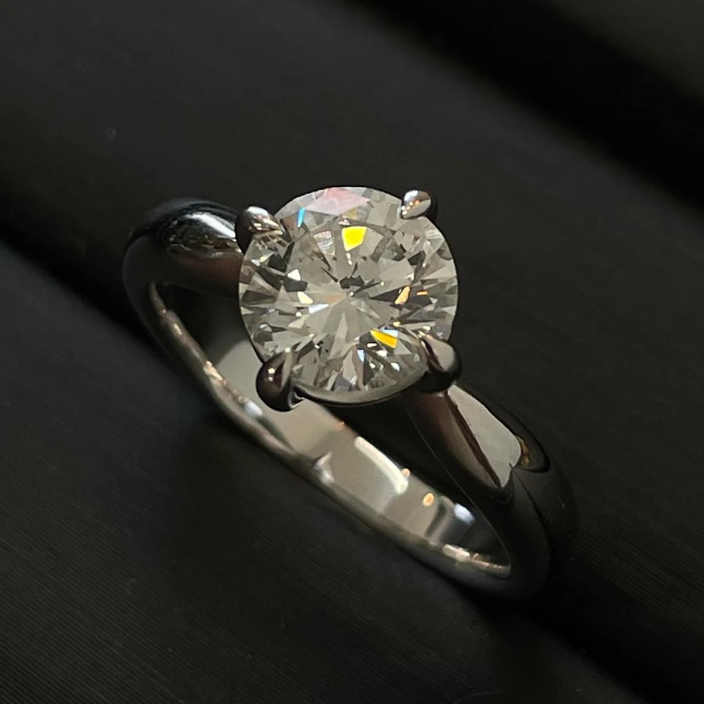 高松市の買取店トレリバでのPT900ダイヤモンドリングの高価買取事例。プラチナ台に大粒ダイヤをセット。