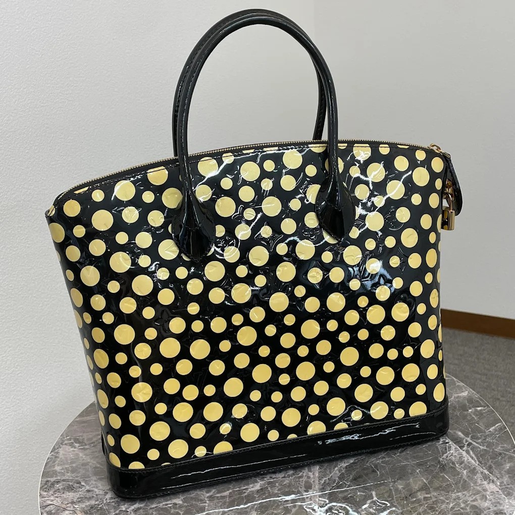 ルイヴィトン ロックイットMM 草間彌生コラボ M91399 ノワール（黒） ヴェルニハンドバッグの正面写真。黄色いドット柄が特徴的。高価買取ならトレリバ高松レインボー通り店へ。