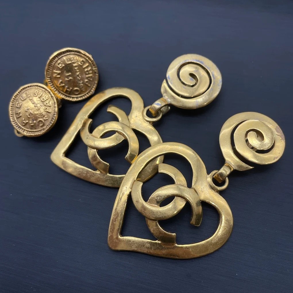 高松で買取したシャネルのヴィンテージ ココマーク ハート型イヤリング。金色のアクセサリー。