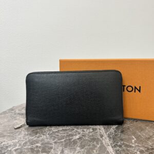 ルイヴィトン ジッピー オーガナイザー NM M30056 タイガレザーのノワール(黒)長財布の正面写真。細かな型押しとシルバーのファスナープルが特徴。高松市での高価買取は当店へ。」