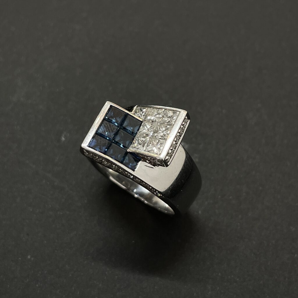 K18WG サファイア ダイヤモンド リングの高価買取実績。スクエアカットの青いサファイアとメレダイヤが敷き詰められたデザインジュエリー。