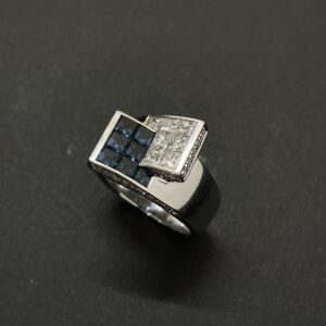 K18WG サファイア ダイヤモンド リングの高価買取実績。スクエアカットの青いサファイアとメレダイヤが敷き詰められたデザインジュエリー。