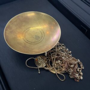 K24純金 金杯と切れた金のネックレス・チェーンのまとめ。高松市での出張買取で高額買取が実現した貴金属の画像。