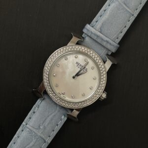 エルメス Hウォッチ ロンド HR1.230 12Pダイヤベゼル 白シェル文字盤 水色レザーベルト クォーツ レディース腕時計のアップ