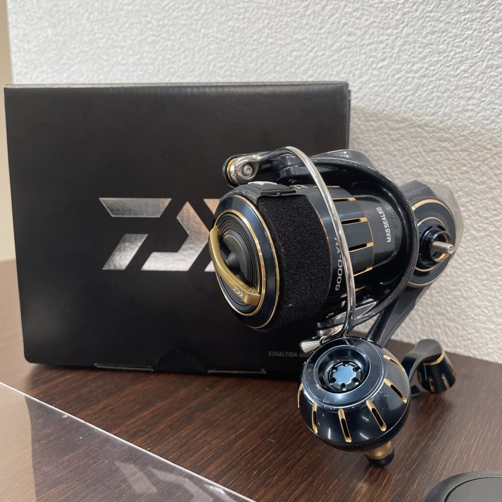 DAIWA（ダイワ）ソルティガ 6000-EX スピニングリールと黒い元箱。トレリバ高松で買取。