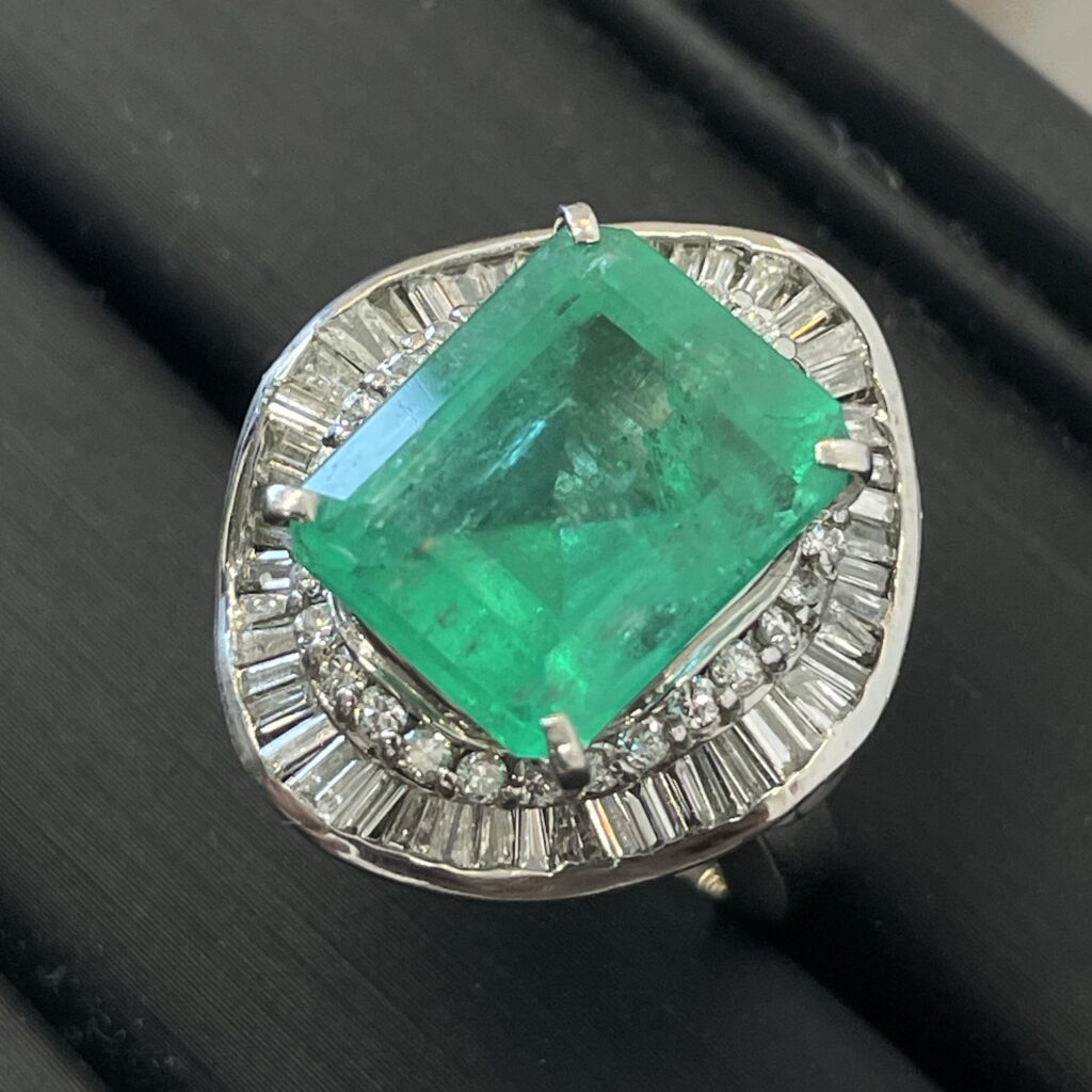 PT900 プラチナ エメラルド ダイヤモンド リング。エメラルドカットの中央石とバゲットカットのメレダイヤ。トレリバ高松で買取。