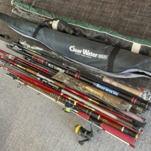 高松市 釣り具 買取:お客様から買い取った釣竿とリールの大量セット。Clear WaterのロッドケースやSurf Spin 250DXの竿、シマノなどのリール