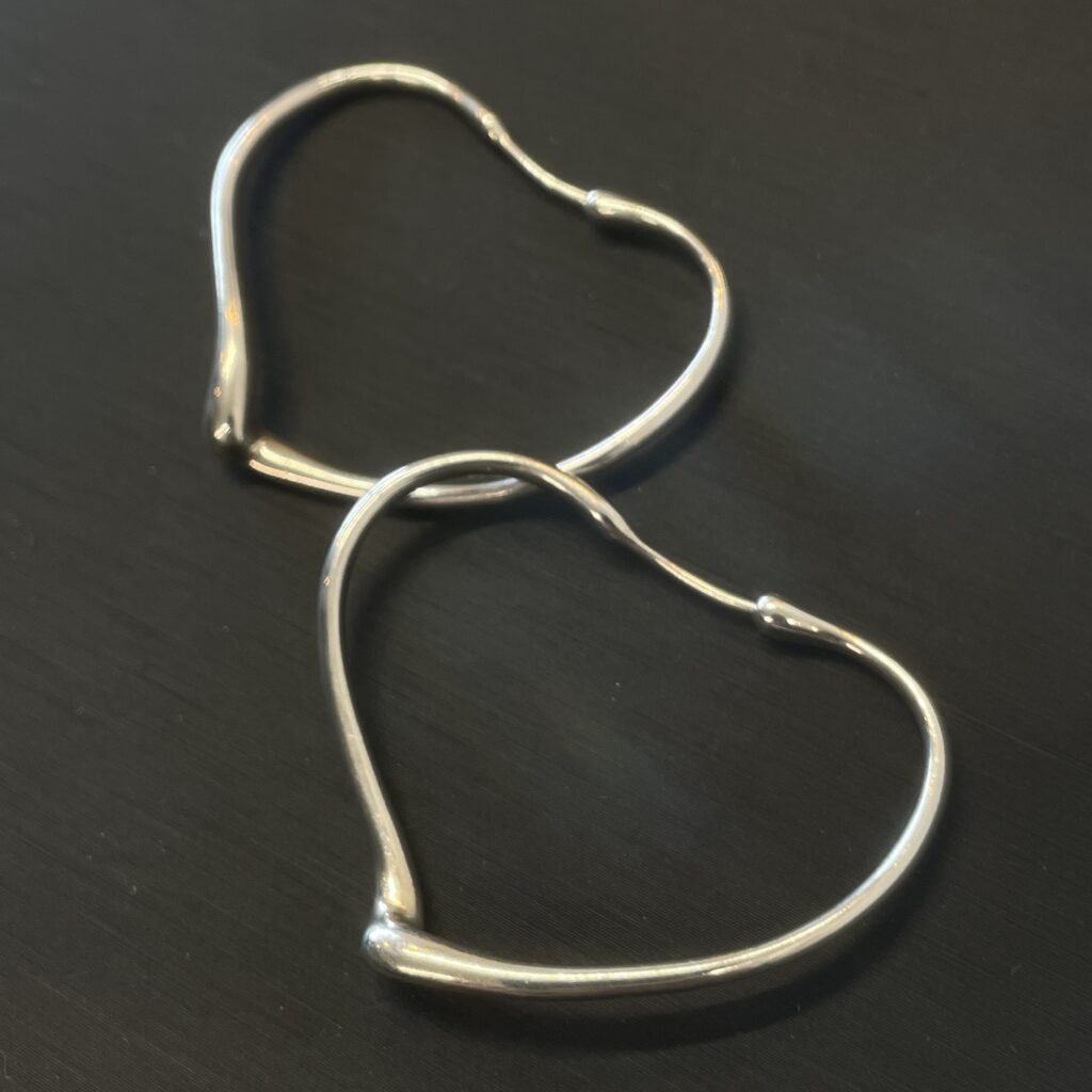 ティファニー エルサ・ペレッティ オープンハート フープピアス スターリングシルバー(Ag925)のペア写真。変形が見られる状態。高松市のブランドジュエリー買取実績。