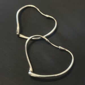 ティファニー エルサ・ペレッティ オープンハート フープピアス スターリングシルバー(Ag925)のペア写真。変形が見られる状態。高松市のブランドジュエリー買取実績。