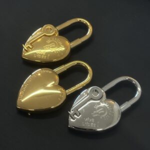 エルメス ハートカデナ チャーム 2004年限定のゴールドとシルバーのペア写真。ハート型で鍵がデザインされた希少なチャーム。高松市のエルメス買取なら当店へ。