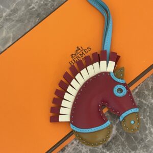 高松市で買取ったエルメス(HERMES) ジージーカマイユ チャーム。箱付き、フランボワーズ色の馬モチーフ。