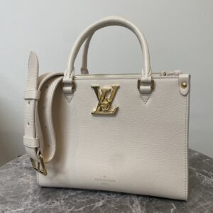 高松市のトレリバが高価買取したルイヴィトンのロック＆ゴー（M23637）ハンドバッグ（白/クオーツ）。