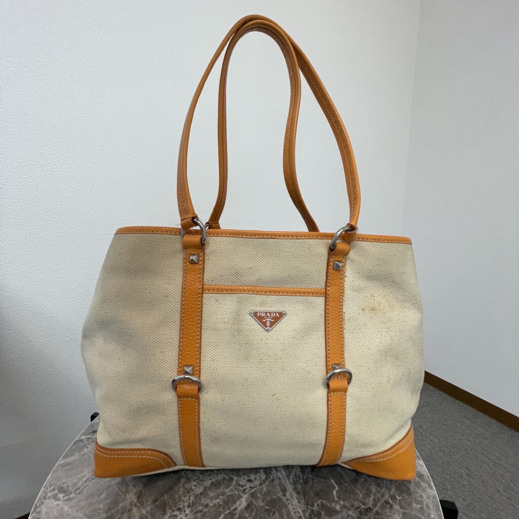 高松市のトレリバが高価買取したプラダのキャンバス・トートバッグ。全体に汚れ・使用感があっても出張買取OK。