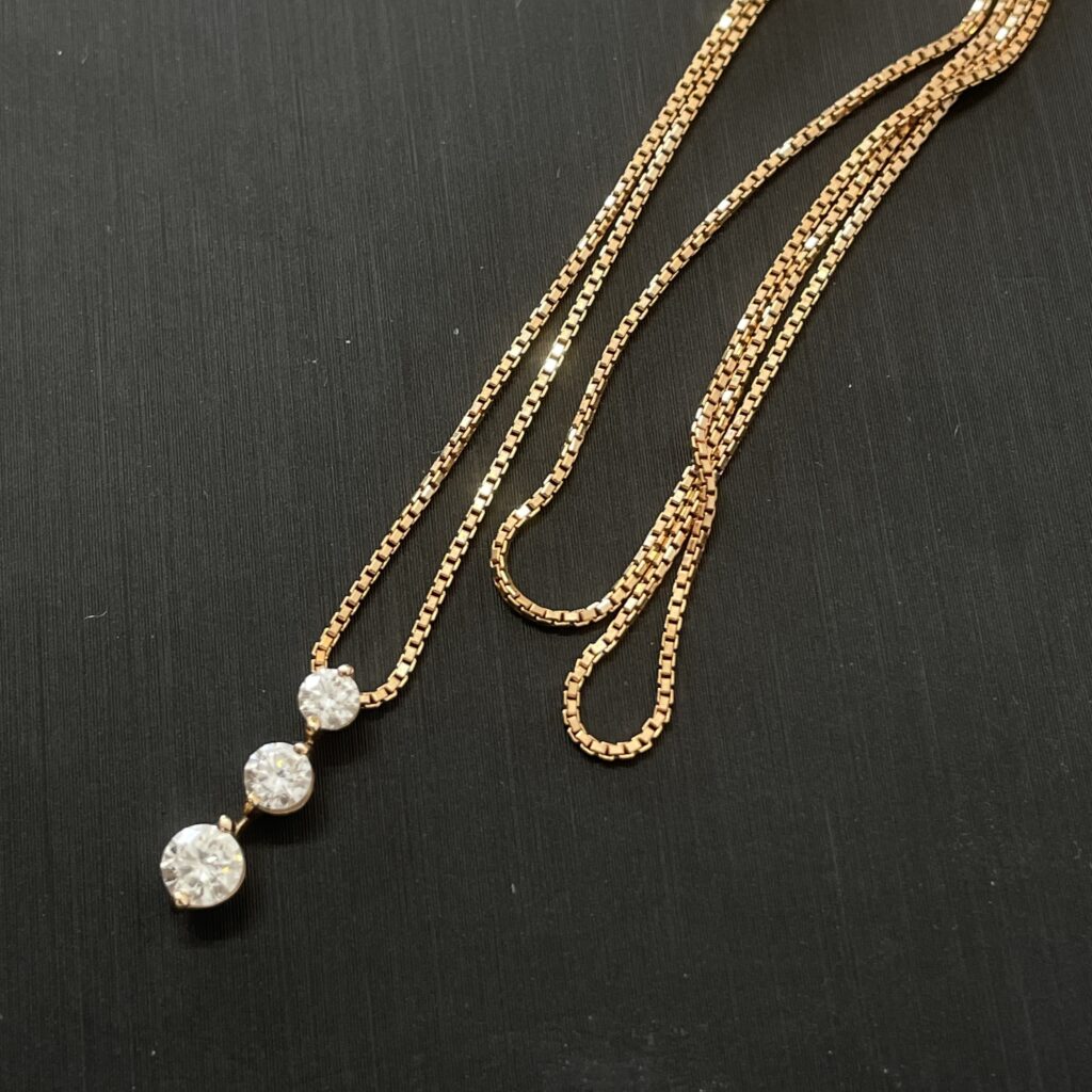 高松市のトレリバ高松レインボー通り店が香川県内最高額で高価買取したK18YG 3ストーン ダイヤモンドネックレス。宝石買取を強化中。