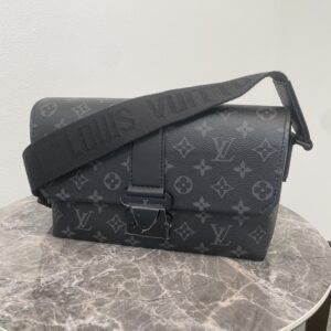 高松市で最高額を提示し高価買取したルイ・ヴィトン S-Lock メッセンジャーバッグ M46794。リサイクルショップでは負けない買取。