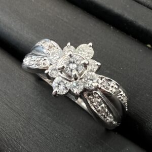 高松でPt900 ダイヤモンドリング(合計0.5ct)を高価買取!フラワーデザインの指輪や鑑定書なしのダイヤ査定なら。