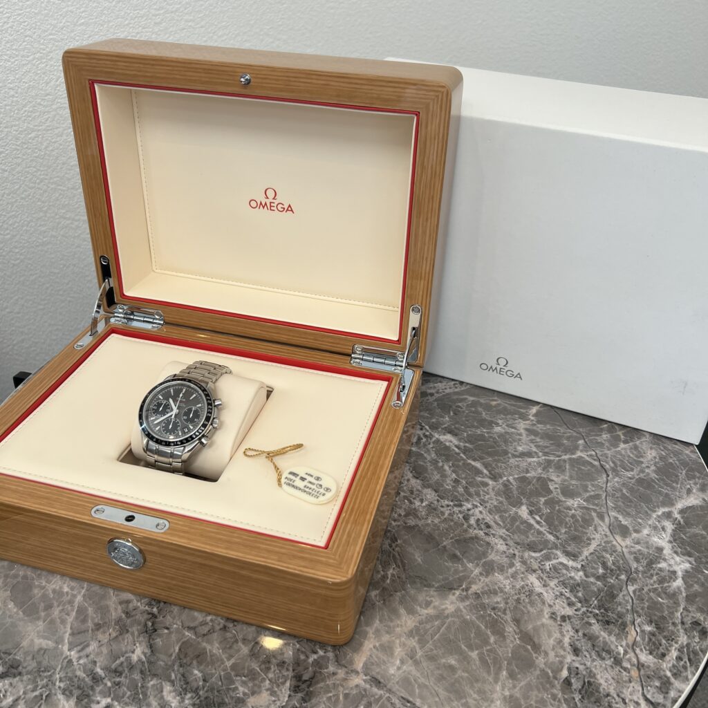 高松市でオメガ スピードマスター デイトを高価買取。時計の査定ならトレリバへ。