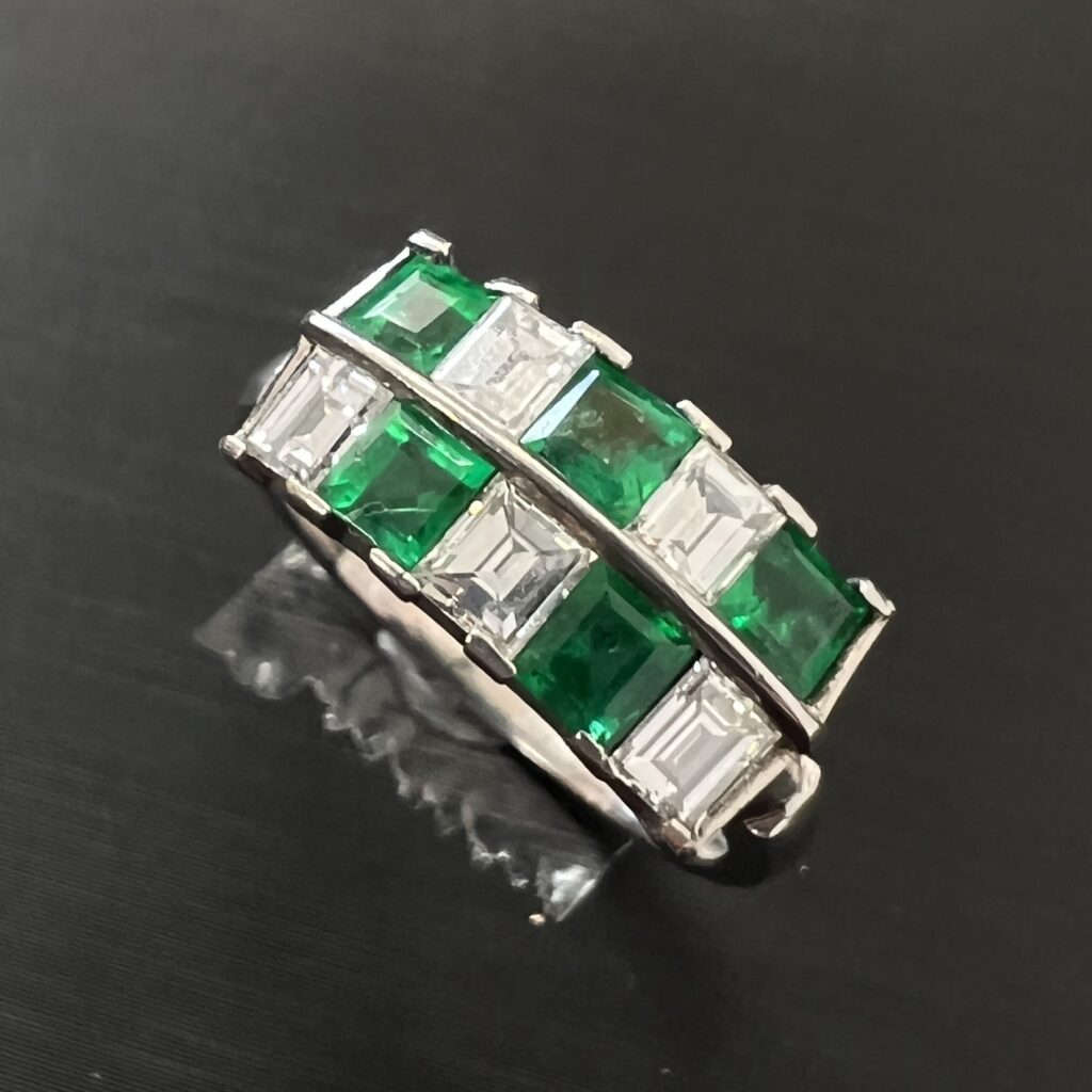 高松市でエメラルドとダイヤモンドのプラチナリングを高価買取。宝石の専門査定。