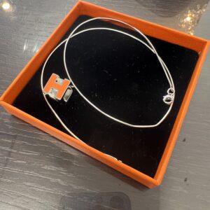 高松市で買取したエルメスのHキューブネックレス(カージュ・ド・アッシュ)とオレンジのブランド箱