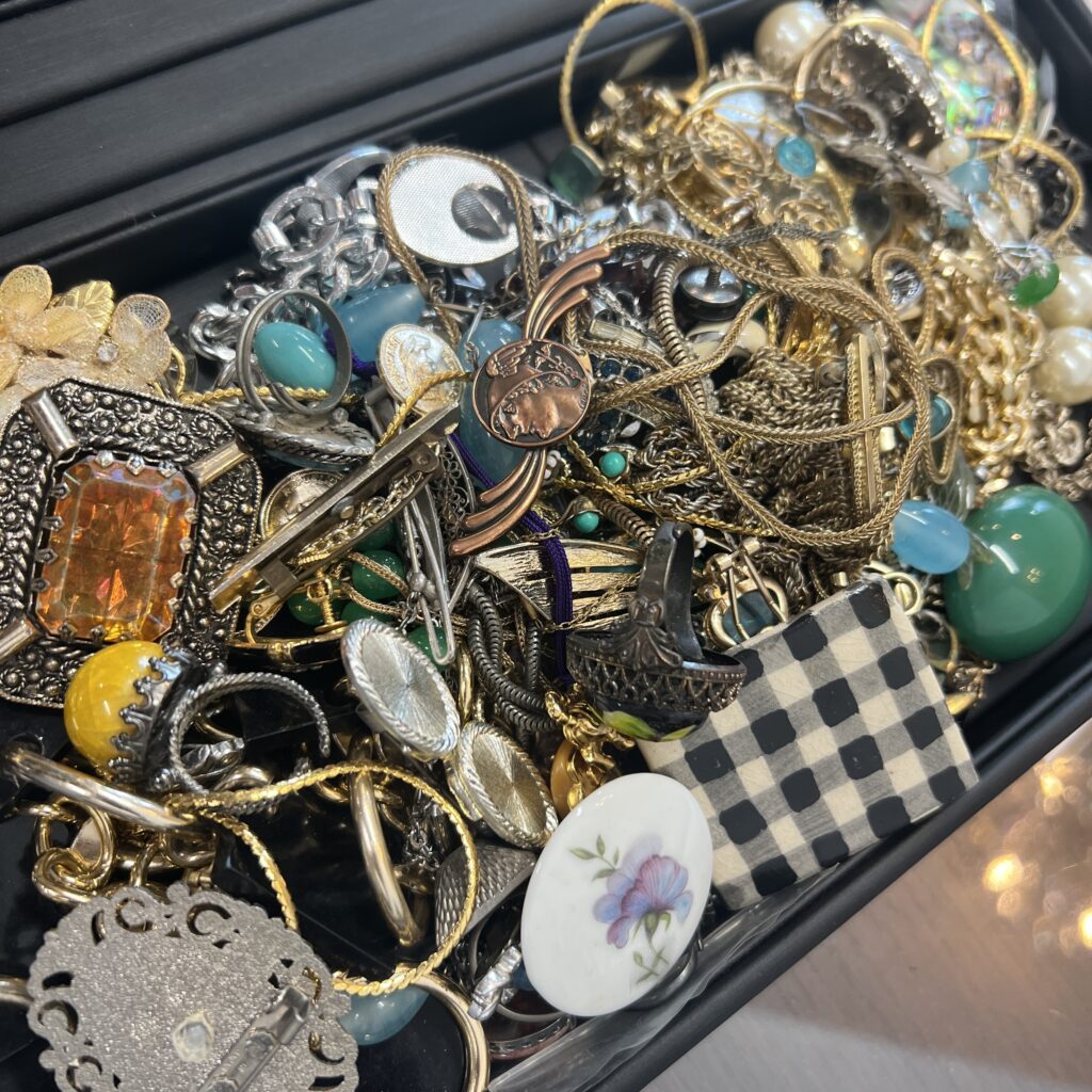高松市で遺品整理の際にお預かりした大量のメッキアクセサリーやイミテーションジュエリーのまとめ