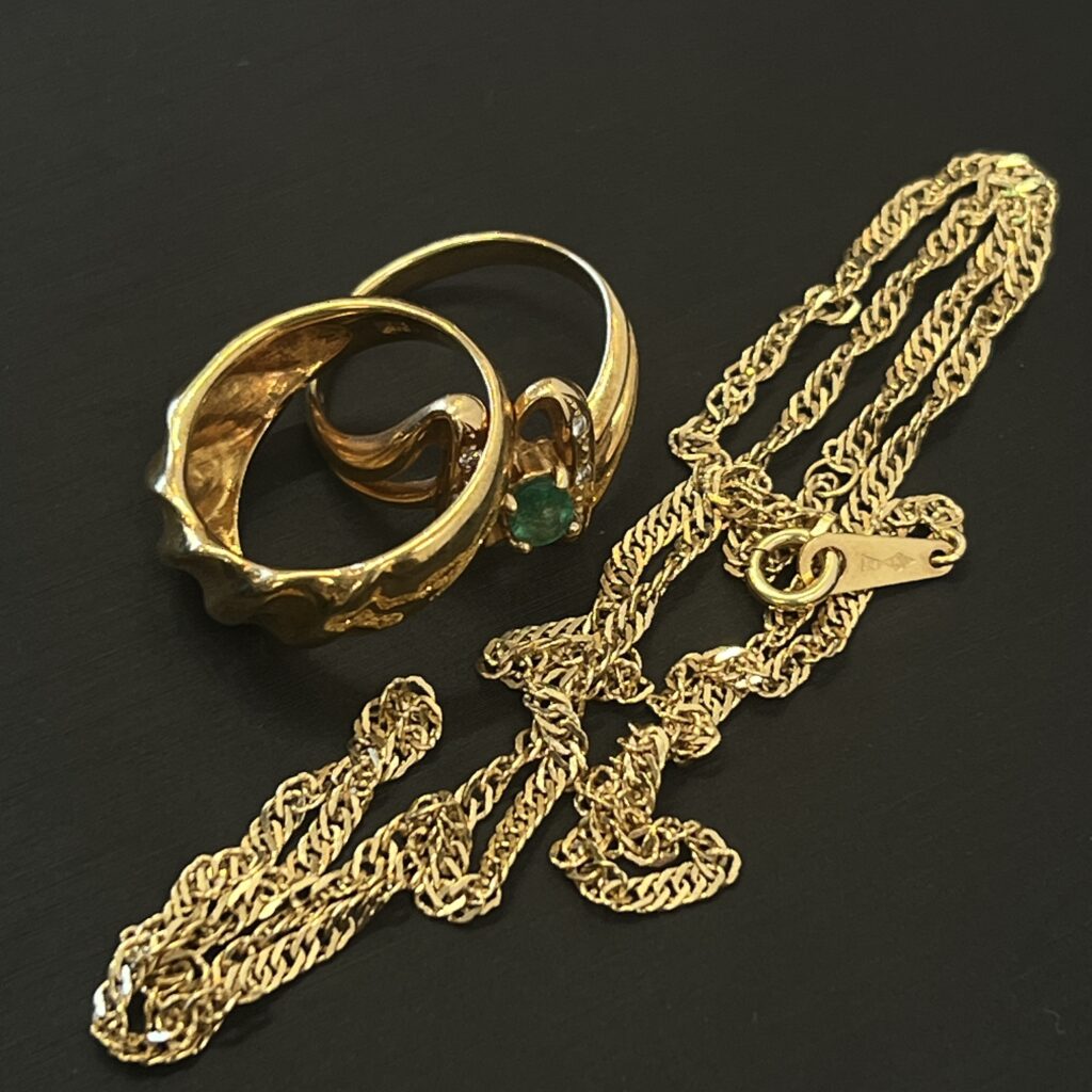 高松市でK18イエローゴールドのネックレスとエメラルドリングを高価買取。