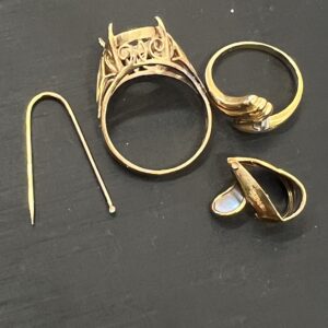 高松市のお客様から買取したK18イエローゴールドの指輪枠や変形した金のパーツまとめ