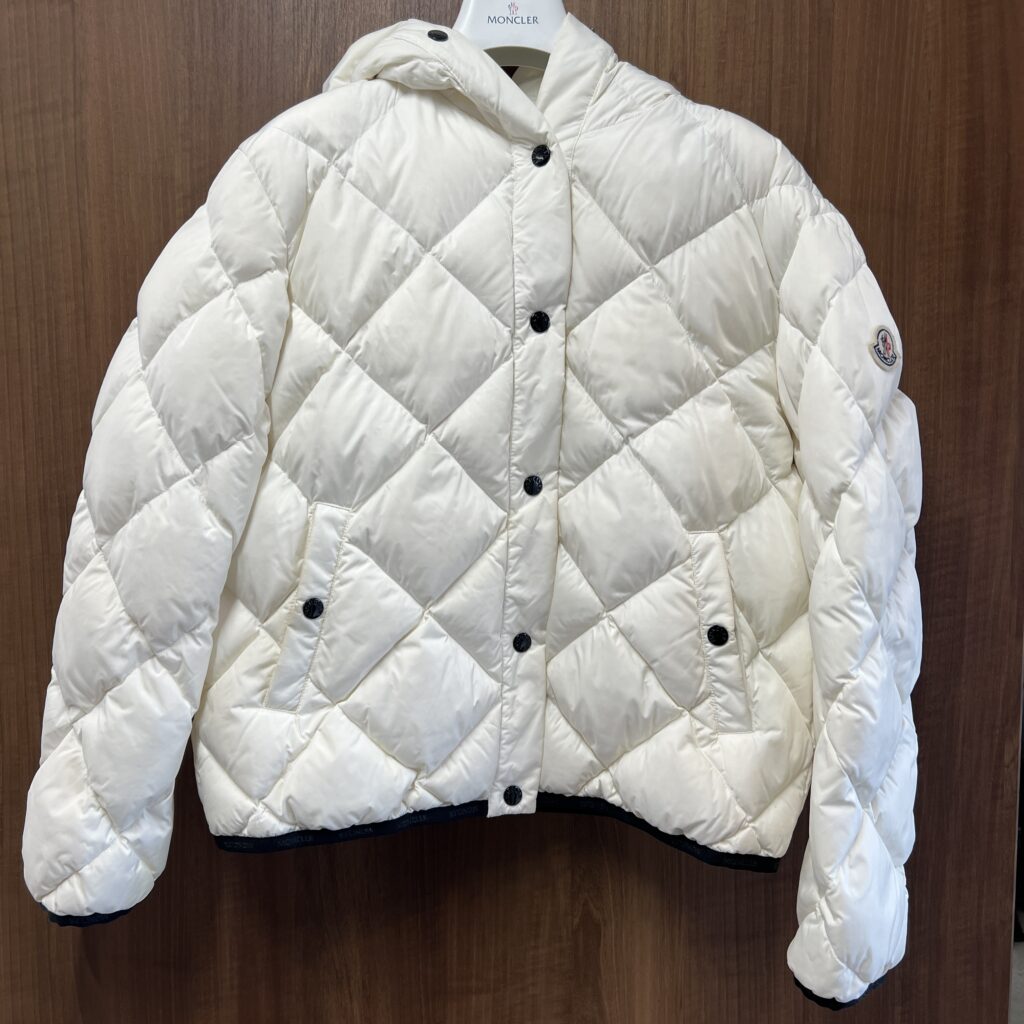 高松市でモンクレール（MONCLER）のレディースダウンジャケットを高価買取。ブランド古着査定。