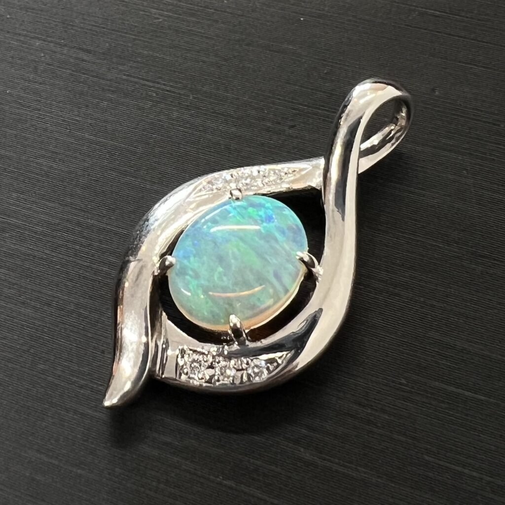 高松市でプラチナ（PT900）オパールダイヤモンドトップを高価買取。宝石専門査定。