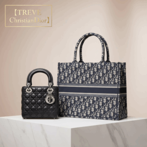 「【TREVE Christian Dior】」のロゴが左上に配された、清潔感のある明るい査定ルーム。大理石の展示台の上には、カナージュステッチが美しい黒の「レディ ディオール」ミニバッグと、ネイビーのディオール オブリーク柄が目を引く「ブック トート」が並んでいる。高松市のブランド買取専門店「TREVE」による、ディオールの人気モデルのコンディションを細部まで見極める専門査定イメージ。