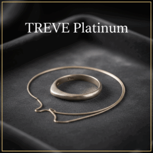 「TREVE Platinum」のロゴが上部に配された、高級感のある黒いベルベットケースの中に収められたプラチナ製品。中央には内側に「Pt」の刻印が見えるシンプルなプラチナリング、その周りを細身のプラチナチェーンネックレスが円を描くように配置されている。高松市の貴金属買取専門店「TREVE」による、プラチナ特有の白い輝きを強調した専門査定イメージ。