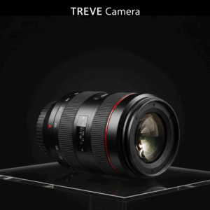 漆黒の背景に浮かび上がる「TREVE Camera」の白いロゴ。透明なアクリルキューブの展示台の上には、キヤノン（Canon）の最高峰「Lレンズ」を彷彿とさせる赤いラインが特徴的な、大口径のズームレンズが鎮座している。レンズの重厚な質感と精密な光学設計を強調する、プロフェッショナルなライティングによるカメラ機材の査定イメージ。