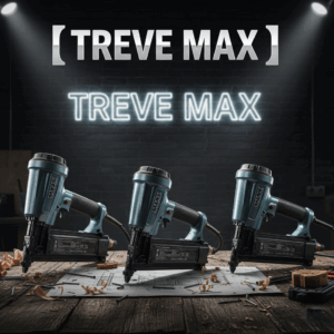 「【TREVE MAX】」のシルバーロゴとネオンサインが背後に輝く、重厚なレンガ壁のワークショップ。使い込まれた木製作業台の上には、マックス(MAX)の象徴的なメタリックブルーを纏った高圧釘打機(スーパーネイラ)が3台、図面の上に並んでいる。周囲には木屑や釘が散らばり、現場の臨場感とともに、高松市の工具買取専門店「TREVE」がプロ仕様のエア工具の動作精度と価値を厳格に見極める専門査定イメージ。