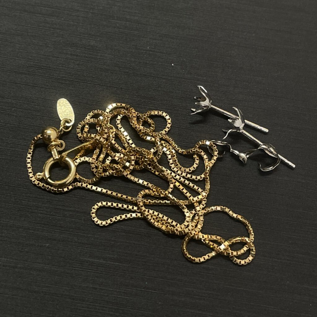 高松市で買取したK18イエローゴールドのネックレスとプラチナのピアス。貴金属高価買取。