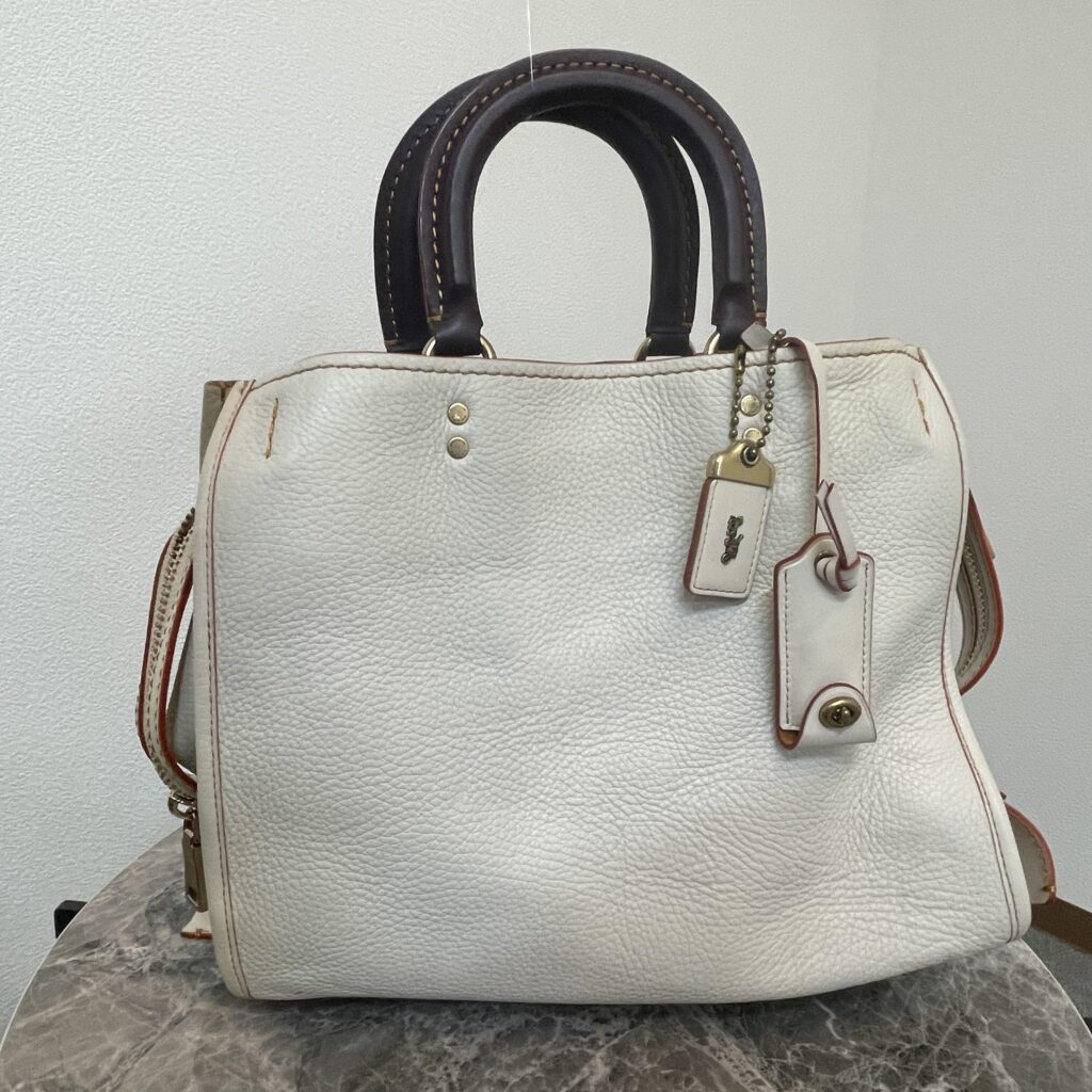 高松市で買取したコーチの2WAYレザーハンドバッグ。白のシボ革。