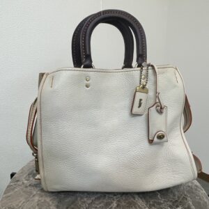 高松市で買取したコーチの2WAYレザーハンドバッグ。白のシボ革。