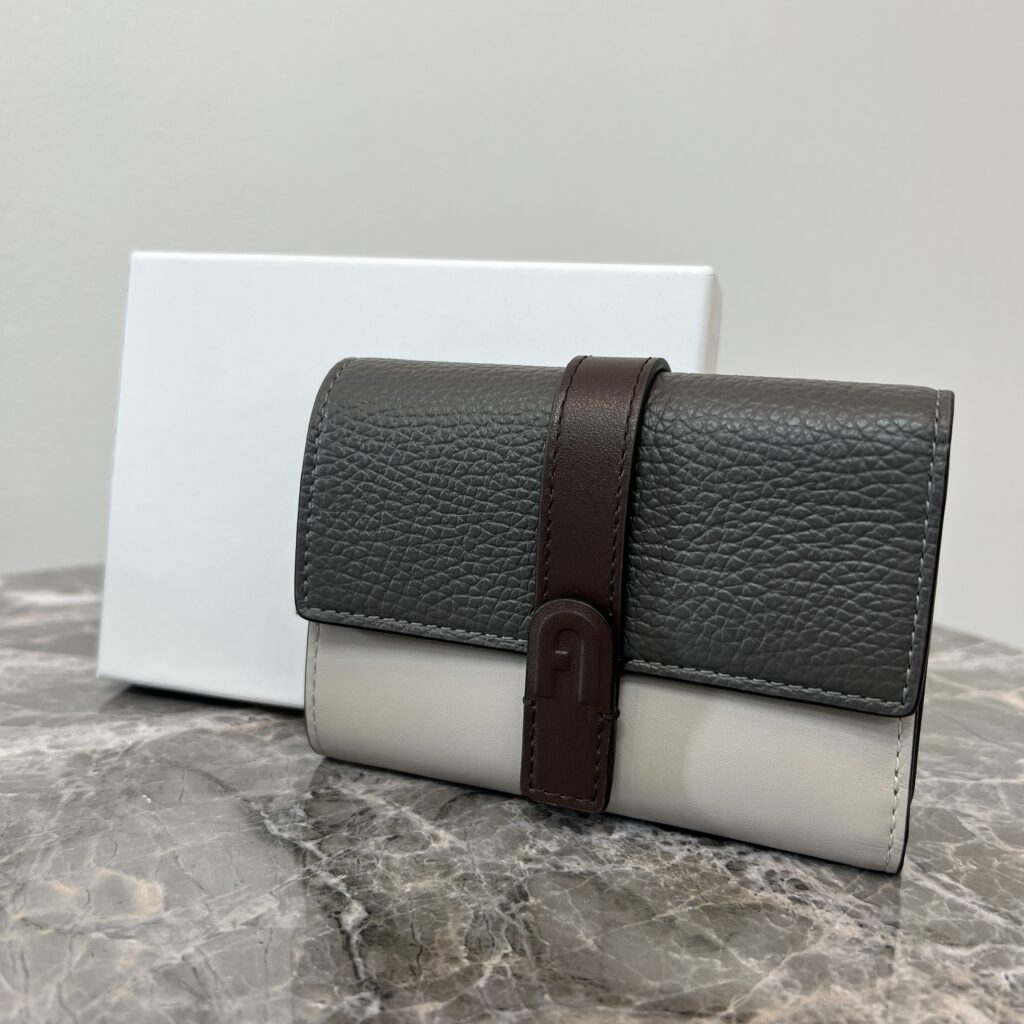 高松市のトレリバで買取したフルラの未使用3つ折り財布。ブランド財布の買取、無料査定。