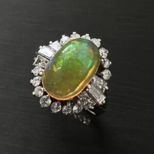 高松市のトレリバで買取した大粒ファイアオパールとダイヤモンドのプラチナリング。