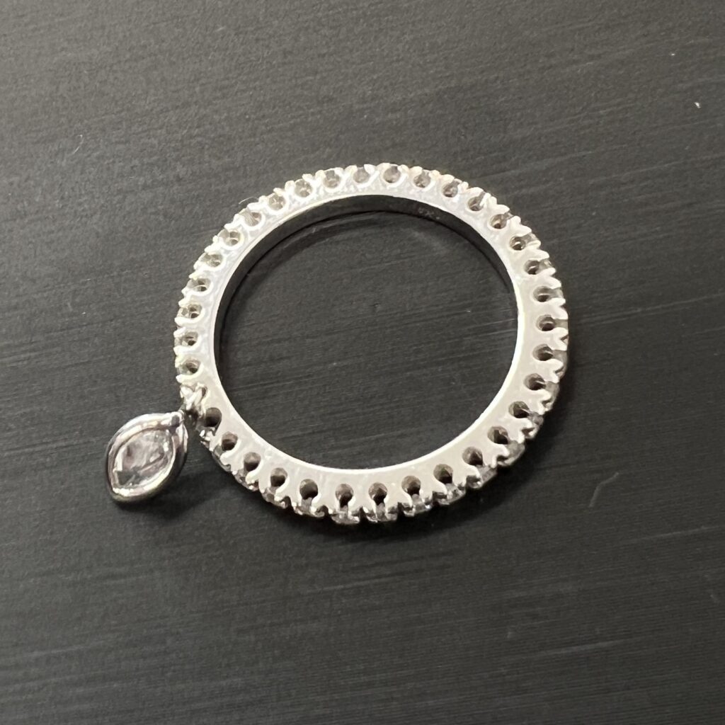 高松市のトレリバで買取したK18WG製ダイヤモンドチャーム付きフルエタニティ風リング。