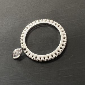 高松市のトレリバで買取したK18WG製ダイヤモンドチャーム付きフルエタニティ風リング。