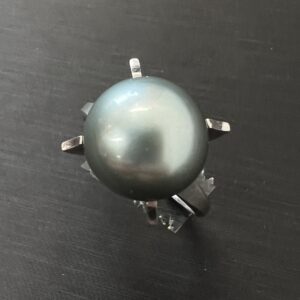 高松市のトレリバで買取した大粒のプラチナパールリング。真珠・宝石の査定買取。