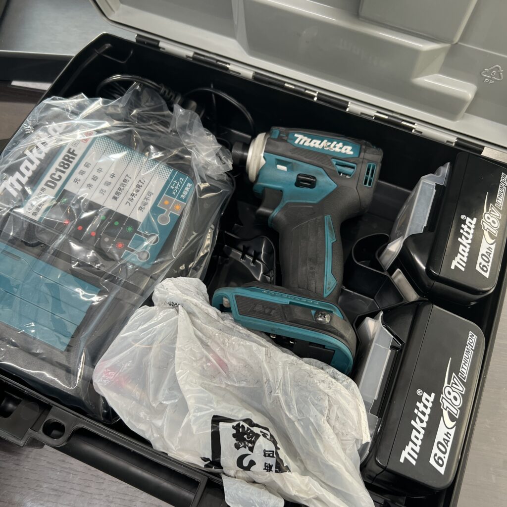 高松市のトレリバで買取したマキタの18VインパクトドライバTD172D。バッテリー・充電器付き。電動工具高価査定。