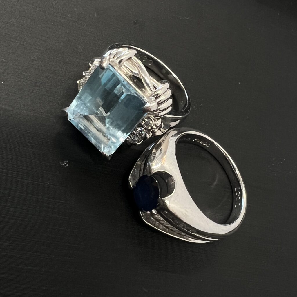 高松市で買取したプラチナ（Pt900）製のトパーズリングとサファイアリングのセット。