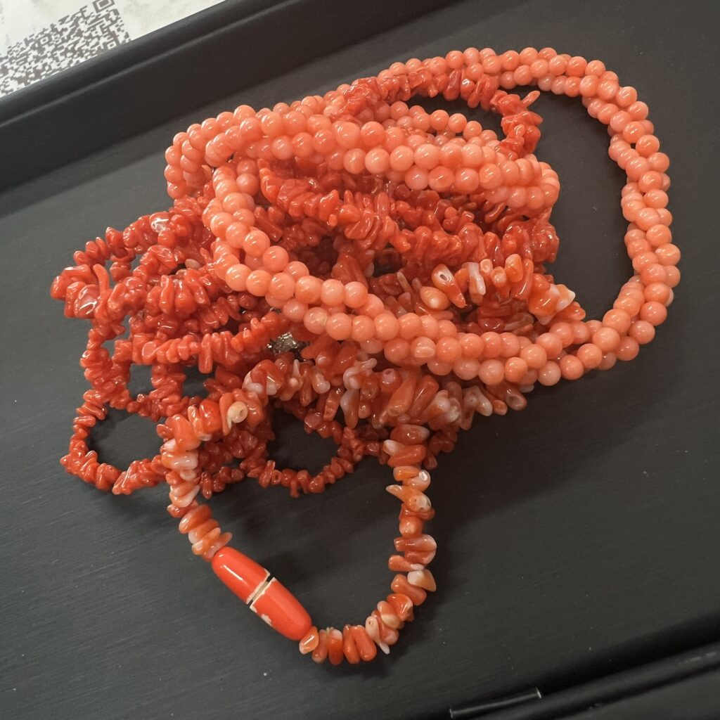 高松市で店頭買取した赤珊瑚のネックレス。遺品整理のジュエリー。
