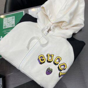 高松市で買取したグッチの未使用ジップアップパーカー 773729。白と黒のバイカラーデザイン。