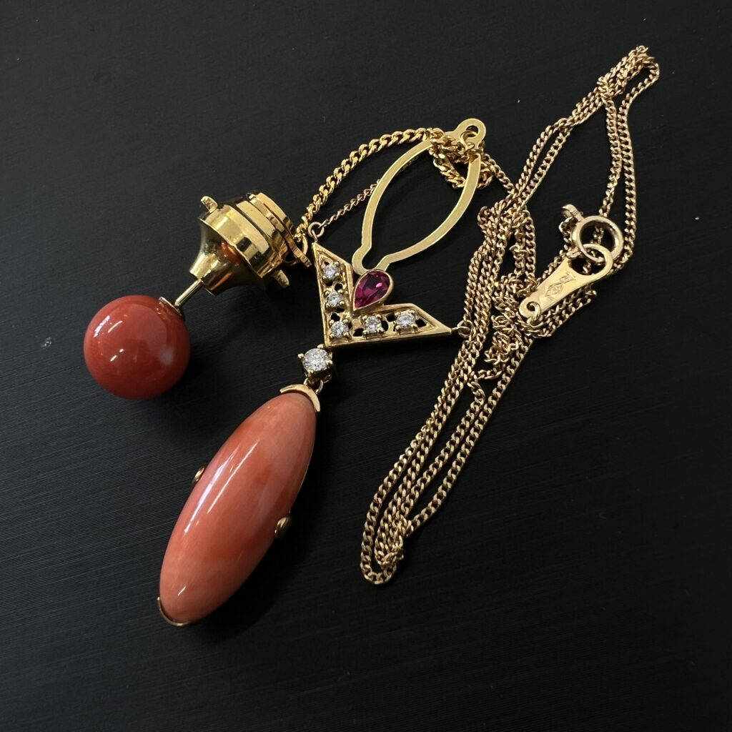 高松市のトレリバで買取したK18珊瑚・ルビー・ダイヤモンドのネックレス。宝石・色石高価査定。