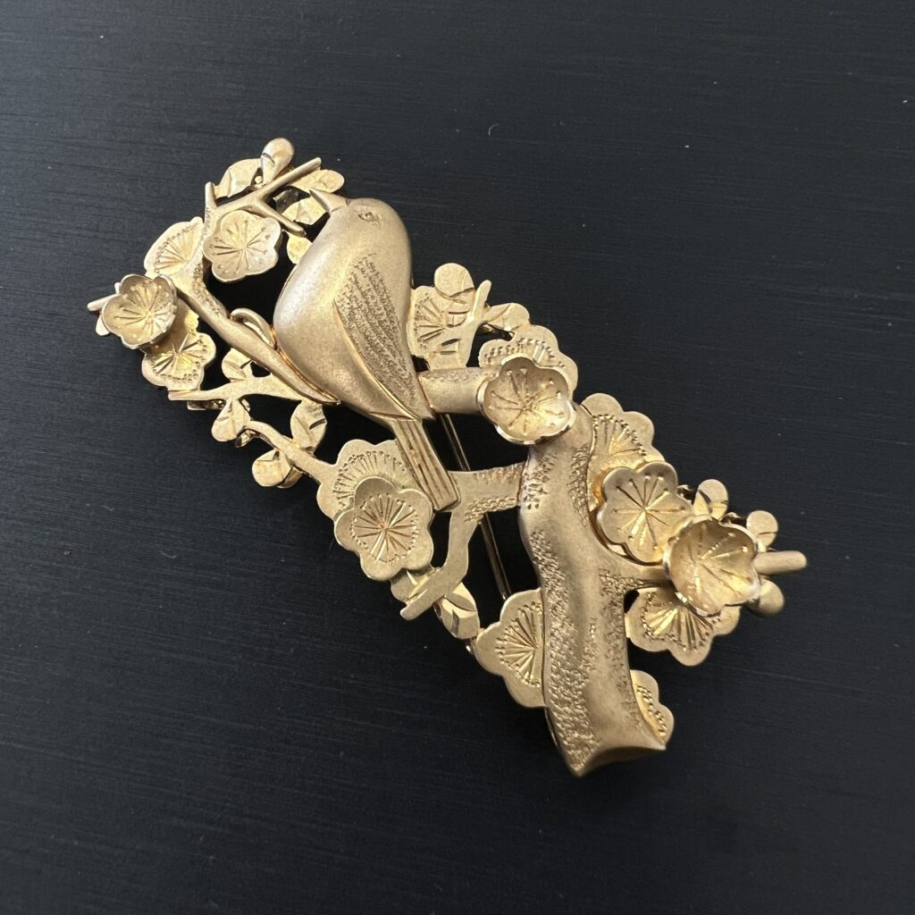 高松市のトレリバで買取したK18（18金）製の小鳥と梅のデザインブローチ。