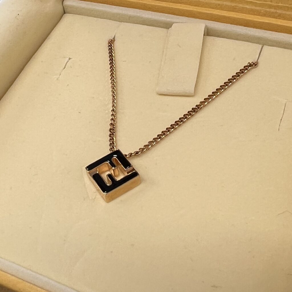 高松市のトレリバで買取したフェンディのフォーエバーネックレス。ブランドジュエリー高価査定。